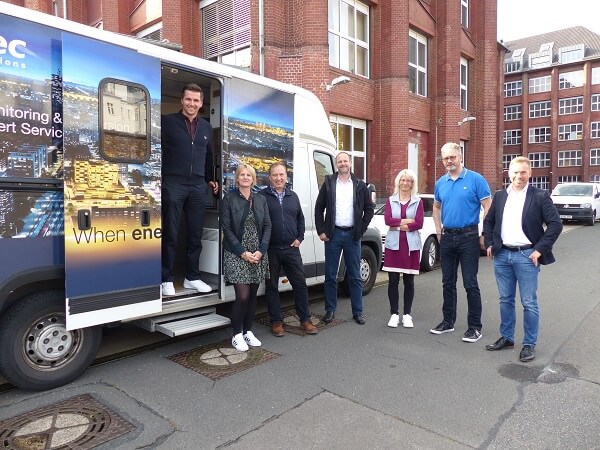 Die Teams von Socomec und Hentschel vor dem Socomec-Bus 2022
