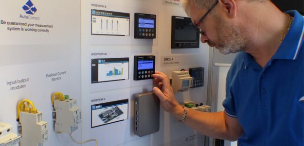 Technik im Bus von Socomec Ein Kollege begutachtet die präsentierte Technik im Socomec-Bus