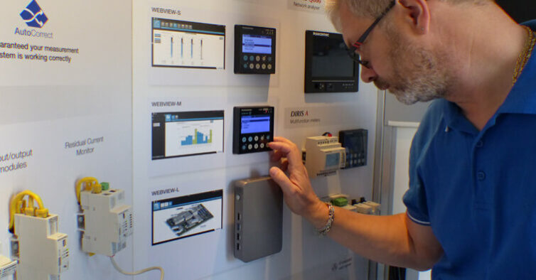 Technik im Bus von Socomec Ein Kollege begutachtet die präsentierte Technik im Socomec-Bus