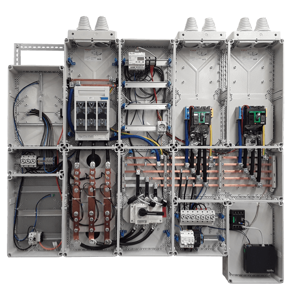 Eine Energieverteilungsanlage für die Elektromobilität, die mit dem Isolierstoffverteiler ICS65 von Hentschel gebaut wurden ist. Die Abdeckungen wurden abgenommen, sodass man die einzelnen Komponenten sieht.