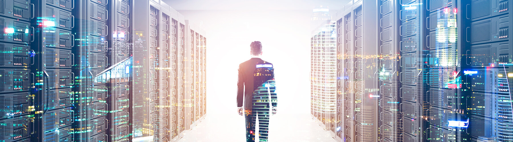 Eine Person steht in der Mitte, rechts und links von ihm sind Schaltschränke