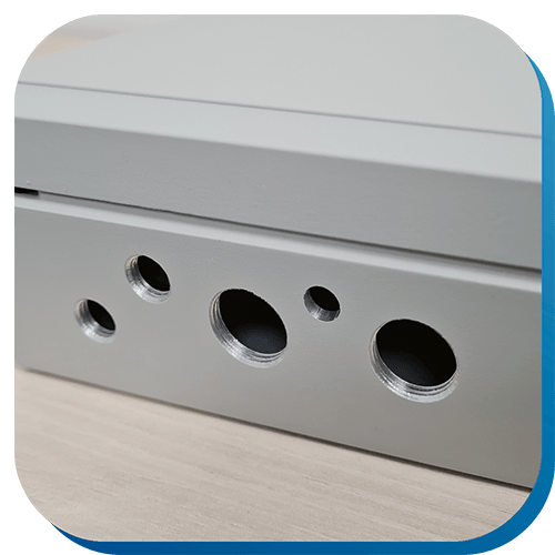 Bohrungen in einem Aluminium-Gehäuse, die mit einem Gewinde versehen wurden sind.