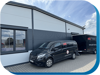 Kastenwagen mit Anhänger von ESB Elektroschaltsystembau vor dem Firmengebäude.
